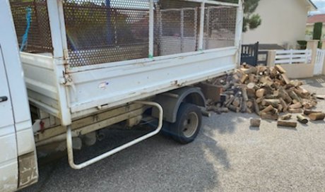 Vendeur de bois de chauffage à Saint-Maurice-l'Exil